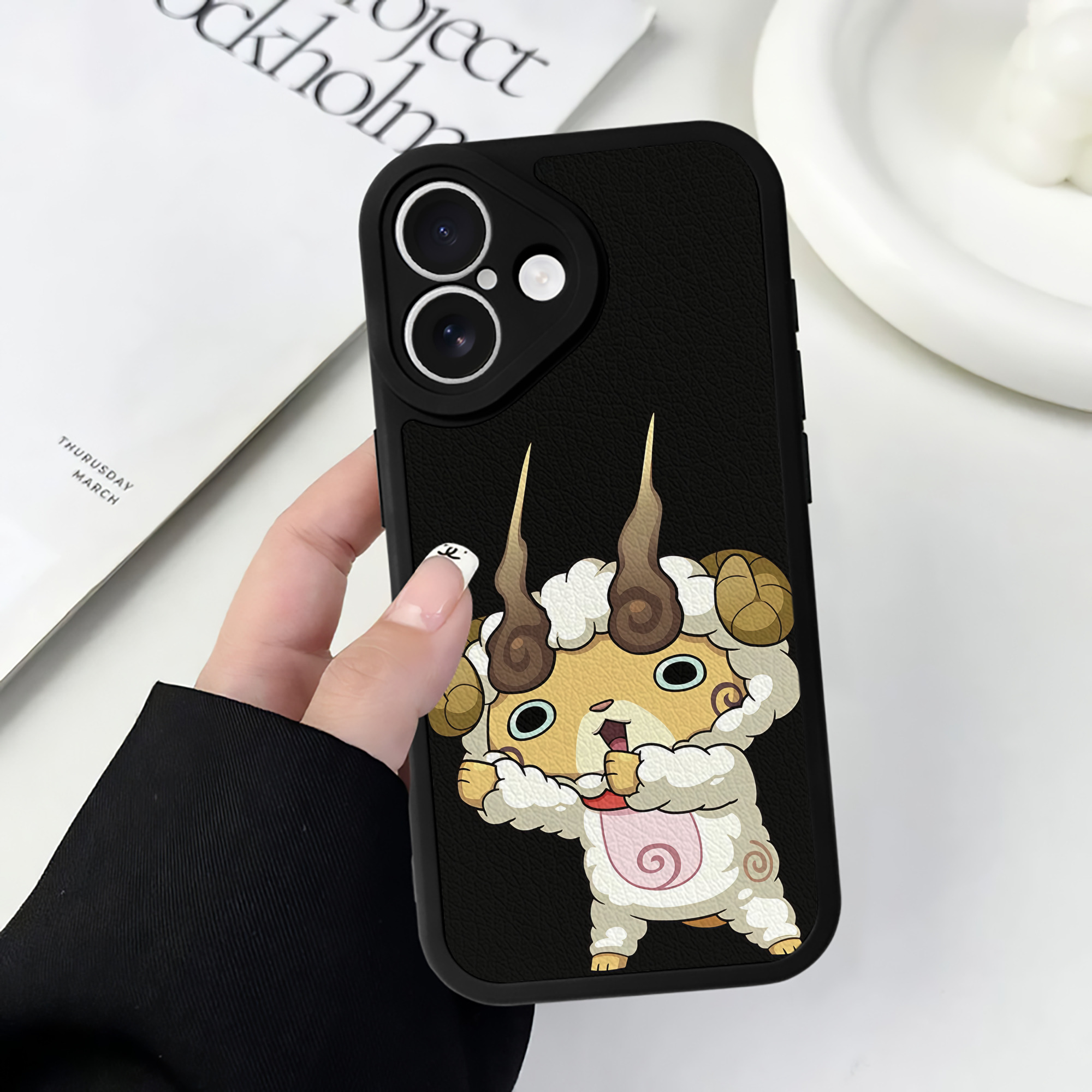 （画像用） 妖怪ウォッチ Yo-kai Watch 【iPhone 16シリーズ対応】シリコンスマホケース（レザー調） 材質：シリコン